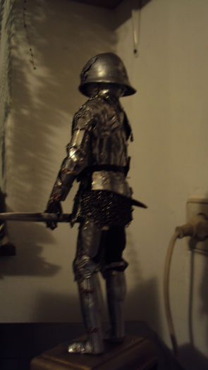 366 - cavaler german in armura cu sabie si pumnal