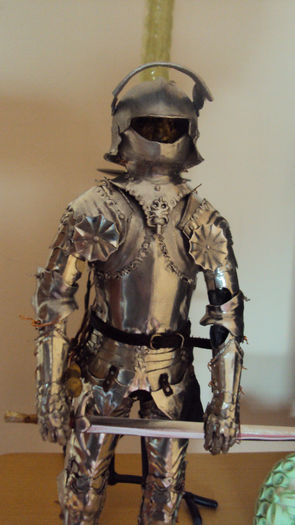 373 - cavaler german in armura cu sabie si pumnal