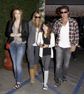 normal_82113_Miley_Cyrus_out_for_dinner_Studio_City_J0001_006_122_164lo