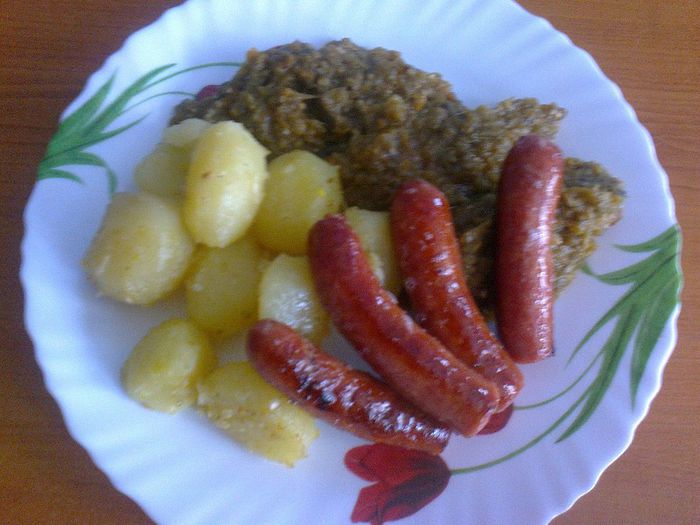 Tocana de vinete, carnaciori si cartofi usor caliti cu unt si usturoi, - Culinar 1