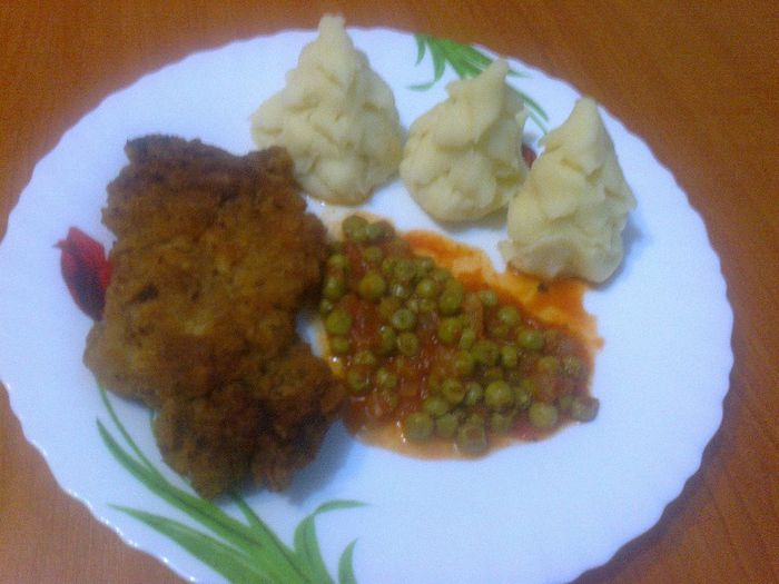 Snitel de vitel, mazare si cartofi pireu