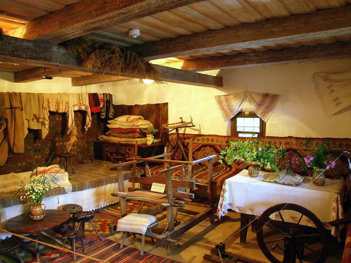 INTERIORUL CASEI LUI CREANGA DIN HUMULESTI