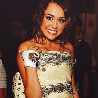 Nu cred că se vor supăra [ Așezându-se pe scaun ]