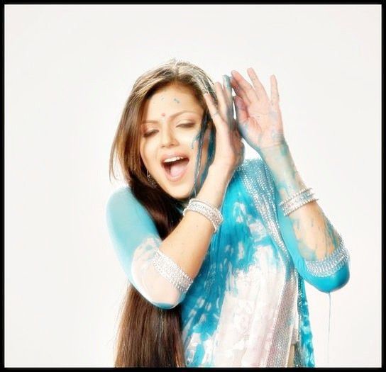 Drashti Drami - Vedetele sarbatoresc Holi