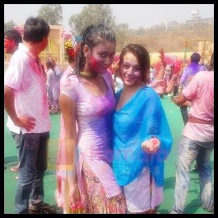 Sana Khan - Vedetele sarbatoresc Holi