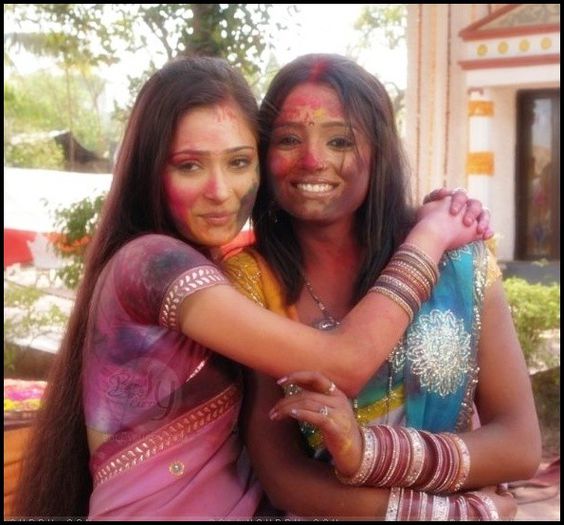 parul-chauhan-and-sarah-khan - Vedetele sarbatoresc Holi