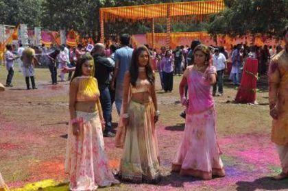 Television-actor-Tina-Dutta-and-Toral-Rasputra-at-Colors-entertainment-channels-Holi-party - Vedetele sarbatoresc Holi