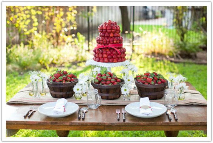 strawberry_centerpiece_tort-nunta-din-capsuni-onuntasuperba[1]