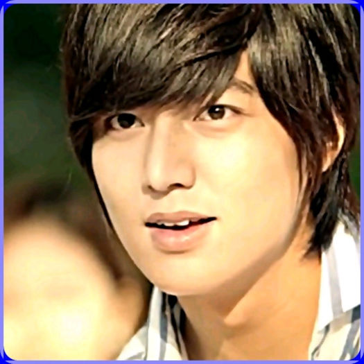 $. ..:D ..(se ridica) ..Sulli :X ..(se duce la ea; o imbratiseaza) .Ahh.. :x ai ajuns :o3