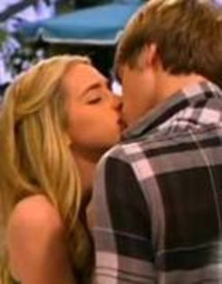 ca in poza sarut mir si aleeee