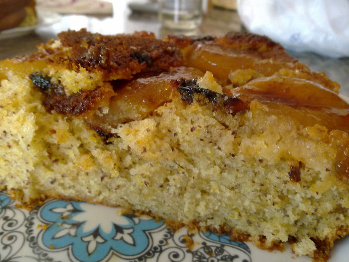 prajitura inventata; mere,stafide,migdale zdrobite,ou,faina,zahar,praf copt,ulei,iaurt,arome.....
