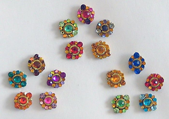 flower-bed-colorful-crystal-round-bindis-AC61_l - Bindi-punctul purtat pe frunte