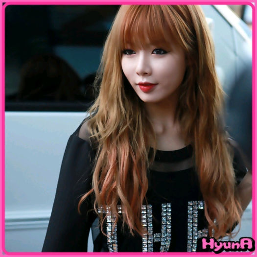 ^.^ ..Si mie.. :o3.. [il saruta] ..La multi ani.. :o3
