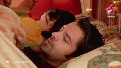 (Cei2 erau in pat,Arnav se ridica spunand)Sora,shh,sa nu o trezesti pe... - Final sezon1