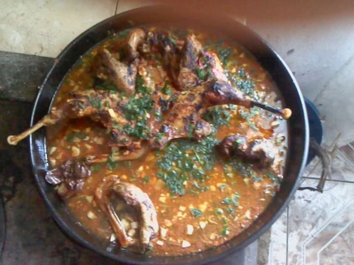 Pui la cuptor; Se manjeste tava cu ulei se pune un pahar de apa si se pune puiul intreg dupa cum vedeti in imagine se manjeste puiul pe deasupra cu ulei se pun catei de usturoi si piper macinat si se baga la cuptor 
