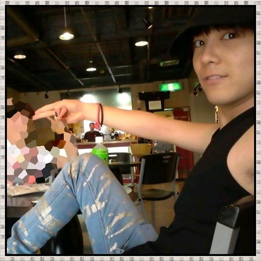 >> ..Ati vazut ce frumos e afara? :> ..[se pune pe canapea].. A venit primavara.. ;;).. [bea]..