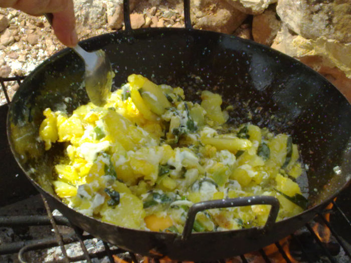 cartofi,ceapa,usturoi,oua; pregatit cu lemne...usor de facut ...super bun pentru post

