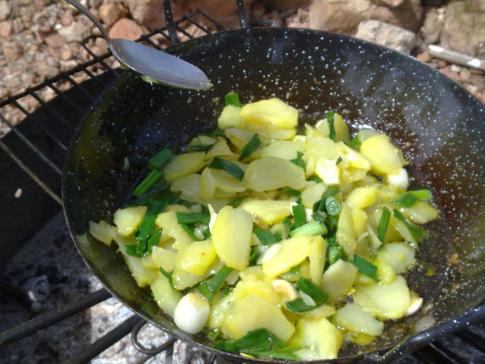 cartofii saracului; calim cartofii si apoi ceapa si usturoiul,in final 4 oua
