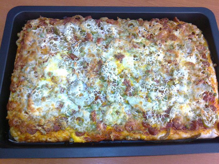 Pizza de casa; cu ciuperci, fasole verde, carnati...
