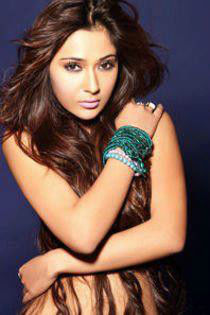 419913_468793183144871_1260832615_n - SARA KHAN_poze NOI