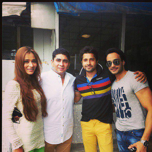 45457_570798456278417_250486044_n - SARA KHAN_poze NOI