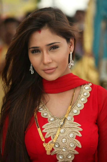 225207_559671647391098_1281142381_n - SARA KHAN_poze NOI