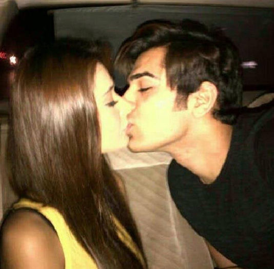 226589_565876953437234_926369706_n - SARA KHAN_poze NOI