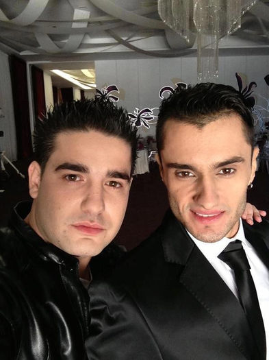 253602_568658629819942_2069608740_n