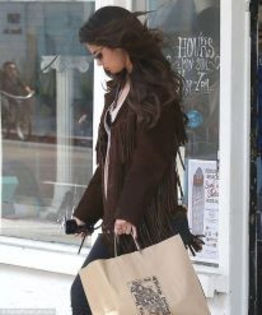 1 - Selena leaving at vitange store
