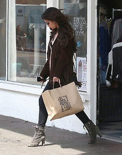 5 - Selena leaving at vitange store