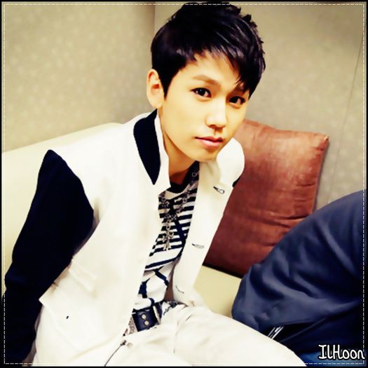 ♫ [isi ridica capul..again..:))] Bine..Tuu? :).