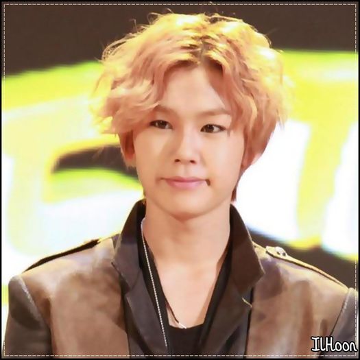 ♫ Cu tinee..Sunt..:D Esti mai speciala..Decat restul persoanelor..:D -_-.