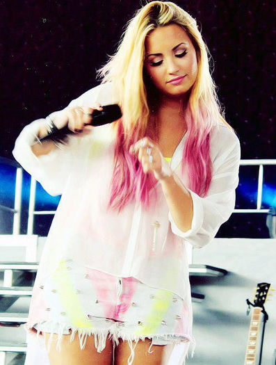 544431_440408215993178_1584690631_n_large - Demi Lovato