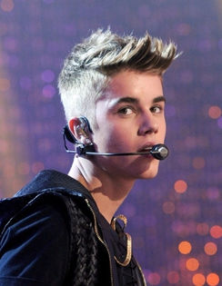 ok-jan52013_justin_bieber_rtsmoking