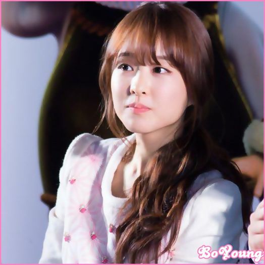 ♥ Stiu.. Si eu cred acelasi lucru.. :| Haii.. Sa`i urmariim.. :D |o ia de brat;pleaca cu Hyo|.