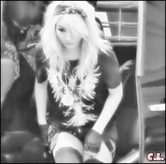 > Aaa,sunteți împreună? /:) Mă mir că e cu o târfuliță ca tinee..;;).