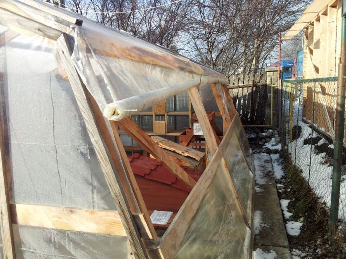 SOLAR HOBBY (latime exterioara 4.55ml si inaltimeinterioara la coama 2,5 ml); 2 panouri fata-spate si 2 ferme (suprafata totala 27,3 mp)
