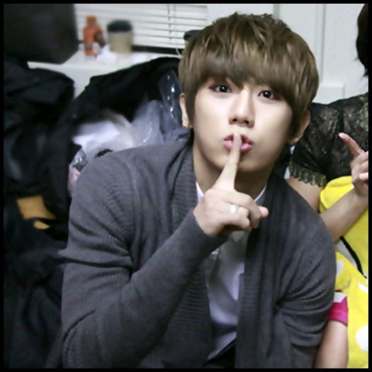 [(:] ..Shht.. ;;) ..Vreau sa`ti spun ceva.. ;;) ..|o saruta| ..:x