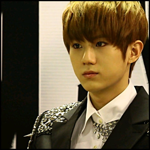 [(:] ..Pisoias.. :o3 ..|se ridica`n poponet. :))| ..DongWoon? :| ..Adica?.. In buzunar. :)) - l - x - Episodul 31 - x - l