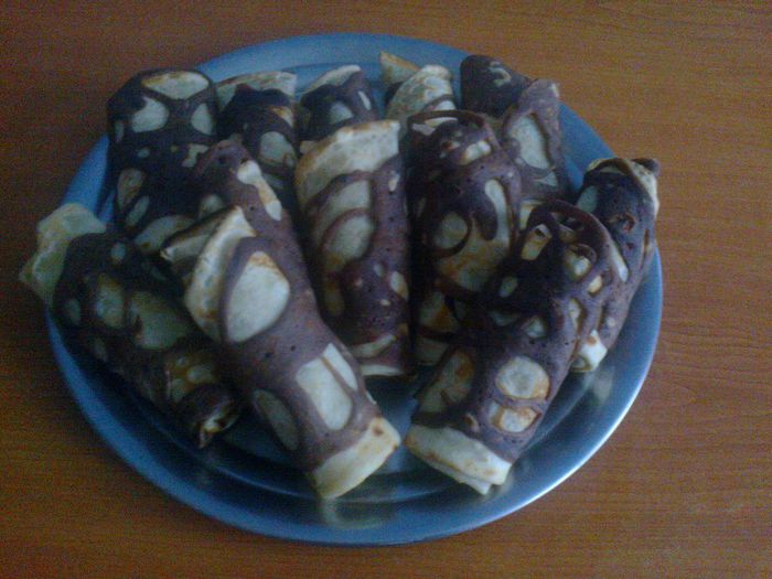 Clatite semi-dantelate - cu cacao si portocala - Culinar 1