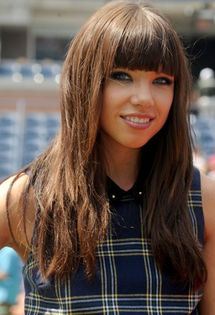 Carly-Rae-Jepsen-Call-me-Maybe-devient-officiellement-le-tube-de-l-ete_portrait_w674 - Carly Rae Jepsen