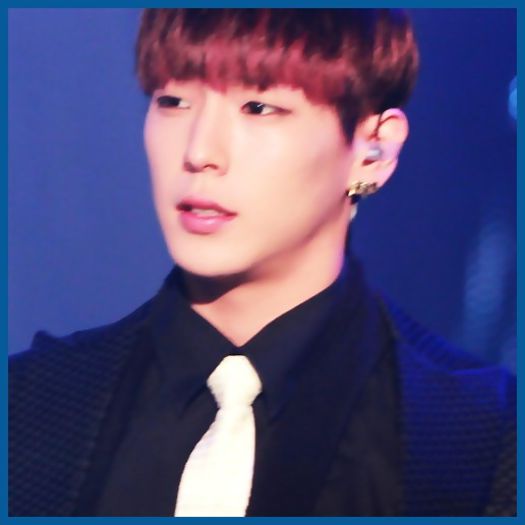 * Chh,ce om :-w.. {arunca cu o perina in el}