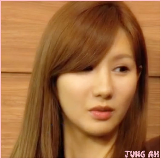 • [se uita dupa ea] Aia e mai nebuna decat Bo :-s Fara suparare..:)) [se pune pe jos]