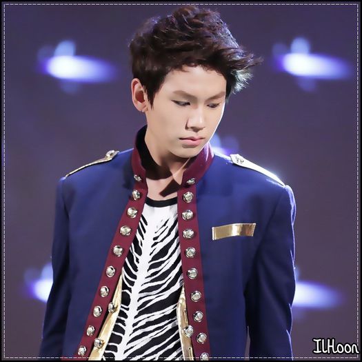 ♫ Okey,protestezi,nu`mi pasa..Dar daca te vei atinge de ea..Sa sti ca nu o sa stau cu mainile..