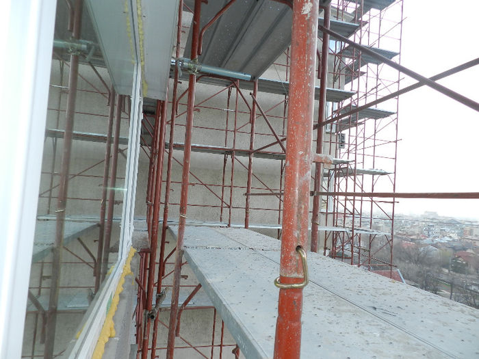 IN JURUL BLOCULUI:)))