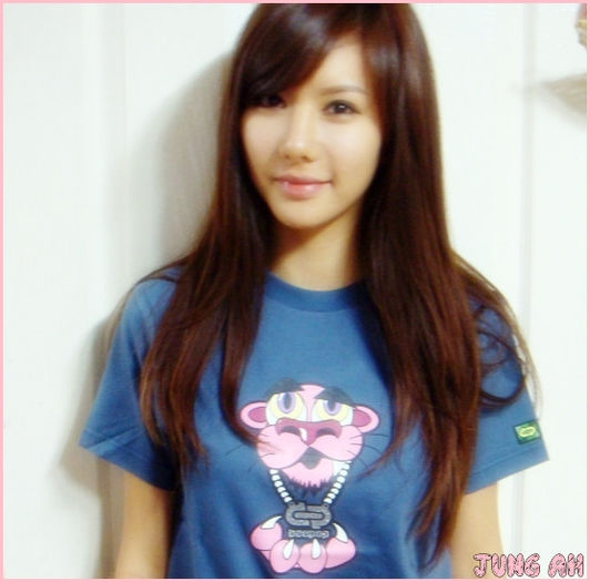 • Oke...bye..:-h Pff..plictiseala..(:| [se uita la ceas] Mda..[pleaca]