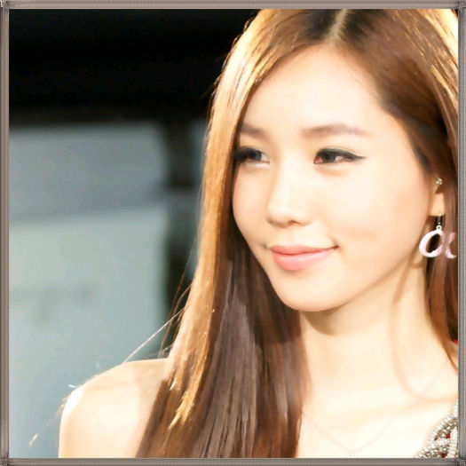 <~> ...Pe nimeni. :) ..Mi l`am cumparat singura. [i`l ia din mana] ..Si imi apartine.:)