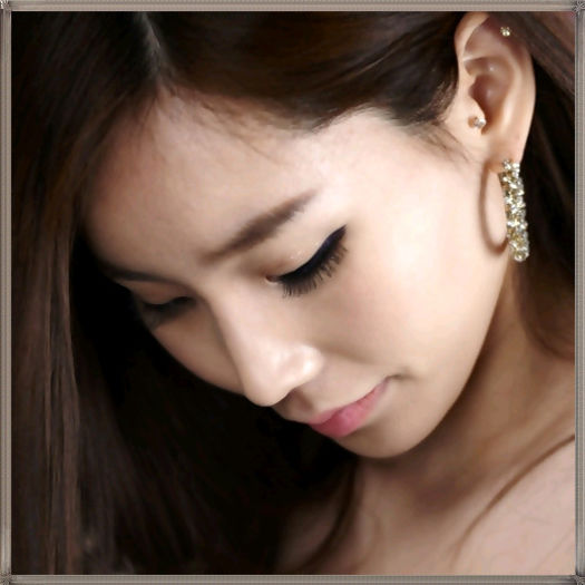 <~> ...[stergandu`se la ochi] ..Sunt.. bine ..Sunt bine..:( ..:)