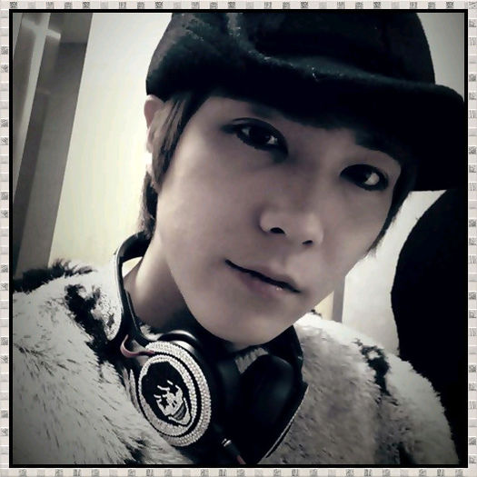 >> ...Oke.. ce`i cu voi doua? ..
