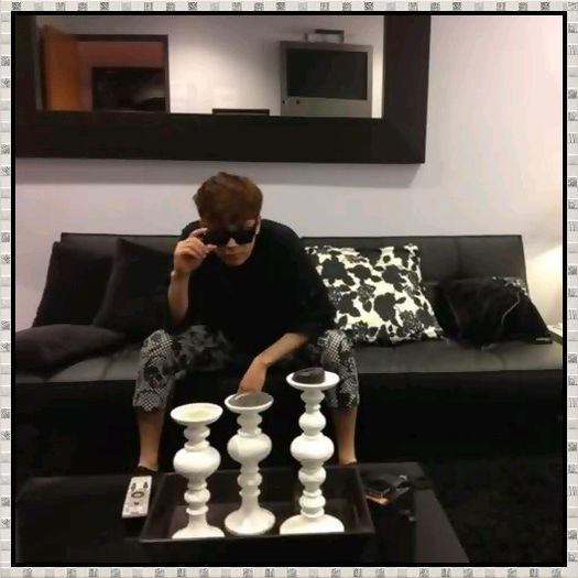 >> ..Posibil JA. :)) ...Noapte buna si tie HyunA. :) ..[se pune pe canapea] ..